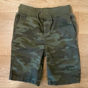 2/$20 Gap camouflage Sz 8 Shorts